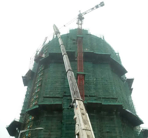 新乡吊车在工地上作业